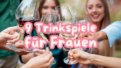 Gruppe Frauen lacht beim Trinkspiel auf dem Sofa mit Getränken