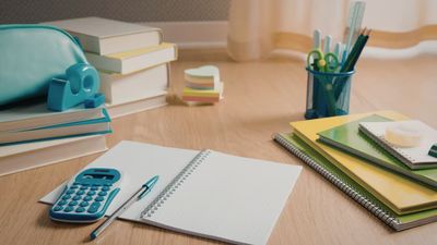 Geschenk für BWL Studenten - Organizer und Bücher