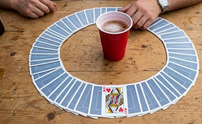 Kings Cup ist ein berühmtes Trinkspiel zum Geburtstag