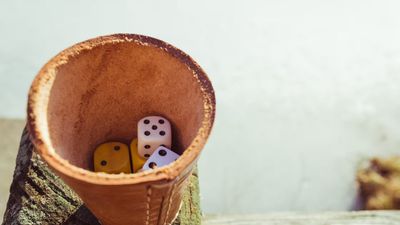 Die 14 besten Trinkspiele mit Würfeln findest du hier