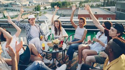 Lustiges Trinkspiel bringt Freunde zum Lachen